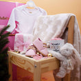 Load image into Gallery viewer, Hellobox Geschenk neugeborenes mit Babydecke, Kuscheltier (17 Teile)
