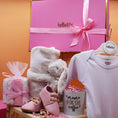 Load image into Gallery viewer, Hellobox Geschenk neugeborenes mit Babydecke, Kuscheltier (17 Teile)
