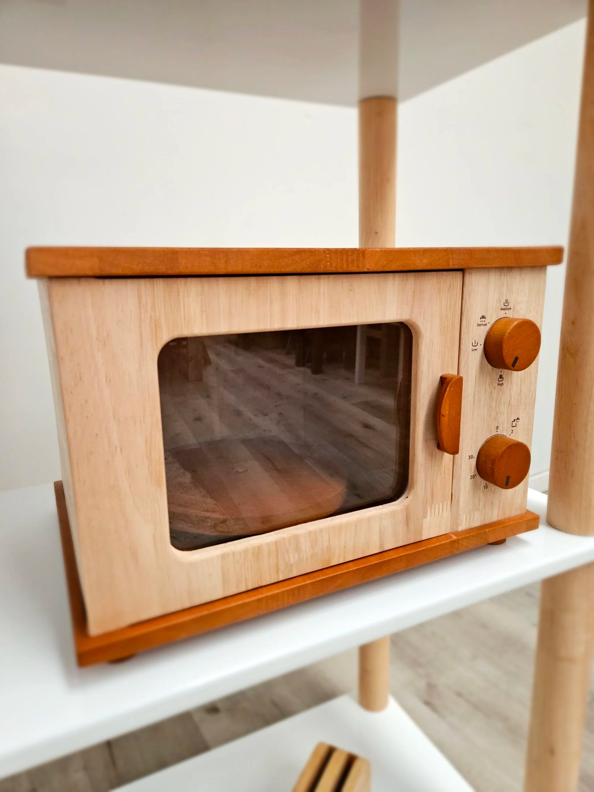 QToys Australia (USA) Wooden Microwave Oven